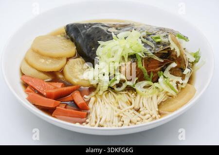 Suppe Lachs in Soja-Quelle mit Gemüse, japanische Lebensmittel Stockfoto