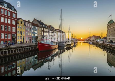 Das ruhige Wasser der Hafen von Kopenhagen Nyhavn am frühen Morgen bei Sonnenaufgang, Kopenhagen, 16. Februar 2019 Stockfoto