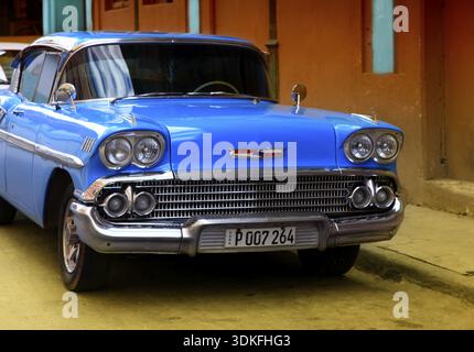 Havanna, Kuba - Januar 11, 2019: Oldtimer auf den Straßen der farbenfrohen Havanna. Eine große Auswahl an alten Autos gibt es in Kuba. Auf den Straßen Autos Stockfoto