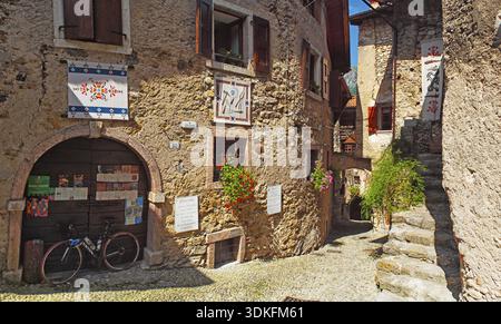Canale di Tenno, Italien - 07 21 2017: Wunderschönes mittelalterliches Dorf in der Nähe des Lago di Gardasees, hisorisches Dorf in den Bergen Stockfoto
