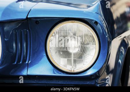 Closeup auf die vordere Leuchte eines alten Retro-Autos Stockfoto