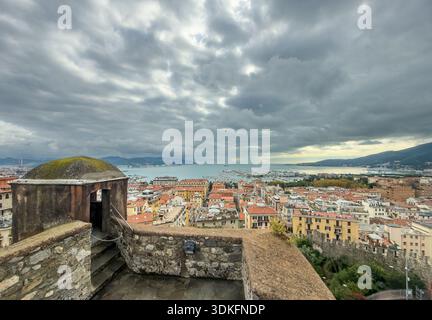 Desde lo Alto del castillo de La Spezia se obtienen Vistas panorámicas espectaculares , el puerto Natural, el mar Mediterráneo y las colinas. Italia Stockfoto