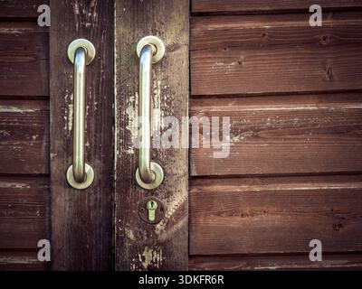 Alte Scheune verwitterte Holztüren Griff detail Stockfoto