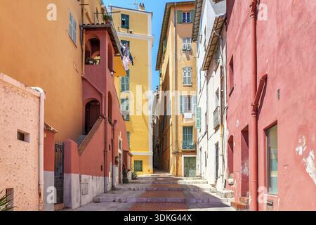 Enge Straße zwischen alten bunten Häusern in Menton, Frankreich, Menton, Frankreich Stockfoto