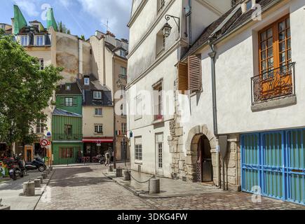 Blick auf eine enge Straße zwischen typischen pariser Gebäuden in Paris, Frankreich, Paris, Frankreich Stockfoto