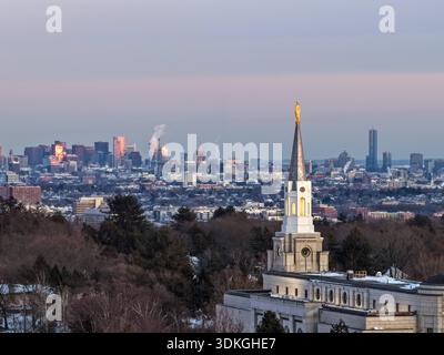 Belmont, Massachusetts, USA. Januar 31, 2026. Der Sonnenuntergang spiegelt sich von der Statue des Engels Moroni auf dem Boston Massachusetts Tempel der Kirche Jesu Christi der Heiligen der Letzten Tage in Belmont, Massachusetts, mit der Stadt Boston im Hintergrund. (Kreditbild: © Dave Shrewsbury/ZUMA Press Wire) NUR REDAKTIONELLE VERWENDUNG! Nicht für kommerzielle ZWECKE! Stockfoto