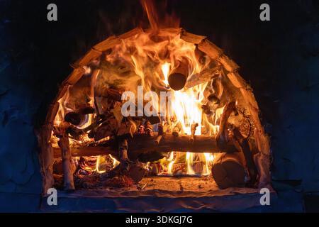 Intensive Flammen und brennendes Brennholz in einem Steinbogenofen in Florestopolis Brasilien Stockfoto