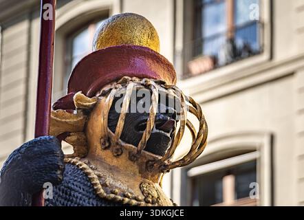 Berühmter mittelalterlicher Zahringerbrunnen Brunnen mit einem gepanzerten Bären, dem Wahrzeichen der Stadt, erbaut 1535 in der Aldstadt oder Altstadt, Bern, Schweiz Stockfoto