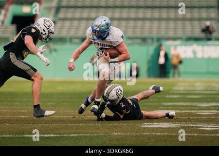Ein Fußballspieler in weiß und Blau trägt den Ball, während er während des Secretaries Cup 2025 in Fenway Pa von einem Gegner in Schwarz und Gold angegriffen wird Stockfoto