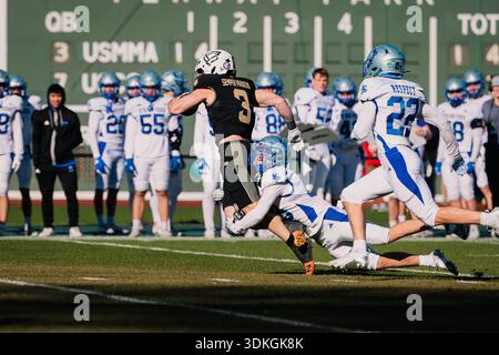 Harrison Henley trägt den Ball beim Secretaries' Cup 2025 im Fenway Park in Boston, Massachusetts. Stockfoto