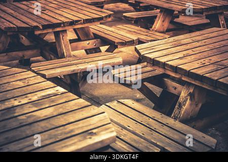 Leere Tabellen außerhalb der traditionellen englischen Pub in London, Großbritannien Stockfoto