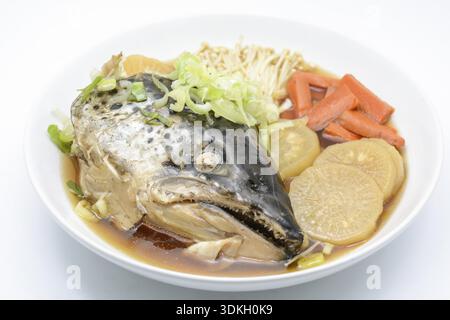 Suppe Lachs in Soja-Quelle mit Gemüse, japanische Lebensmittel Stockfoto