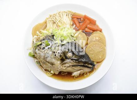 Suppe Lachs in Soja-Quelle mit Gemüse, japanische Lebensmittel Stockfoto