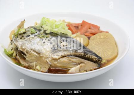 Suppe Lachs in Soja-Quelle mit Gemüse, japanische Lebensmittel Stockfoto