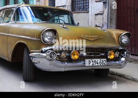 Havanna, ð¡uba - 11. Januar 2019: Oldtimer fahren auf den Straßen des farbenfrohen Havannas. In Kuba gibt es eine große Vielfalt an alten Autos. Auf der Straße Auto Stockfoto