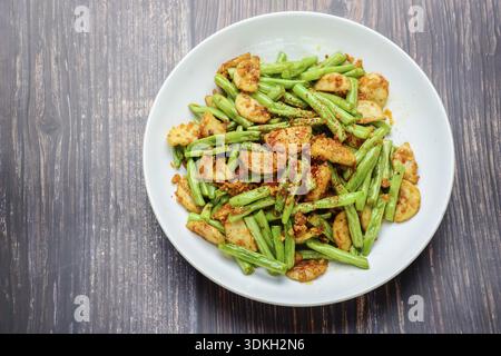 Rühren gebratene String grüne Bohne mit vietnamesischen gegrillte Wurst aus Schweinefleisch Stockfoto