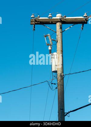 Versorgungsmast mit elektrischen Verteilerkomponenten, Quebec, Kanada Stockfoto