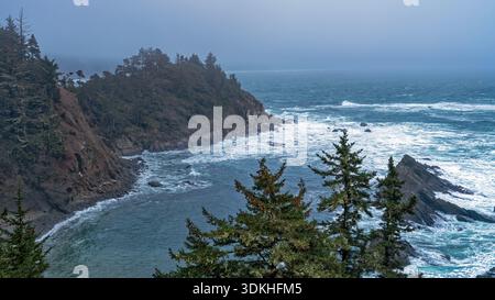 Panorama des schaumigen Wassers an einem nebeligen Nachmittag im Cape Arago State Park in der Nähe von Coos Bay in Oregon, USA Stockfoto