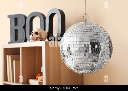 Discokugel im Wohnzimmer dekoriert für Halloween Party, Nahaufnahme Stockfoto