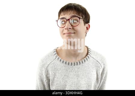 Lustiges Porträt junger Mann in Brille. Isoliert auf dem weißen Hintergrund Stockfoto