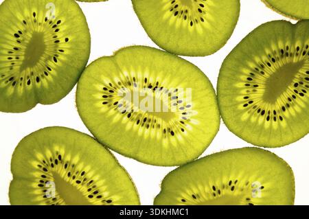 Kiwi, Kiwis, Scheiben, durchscheinend, Obst, Früchte, Kiwi-Früchte, Kiwi-Früchte, gesund, Vitamin, Vitamine, grün, actinidia deliciosa, actinidia, deliciosa Stockfoto