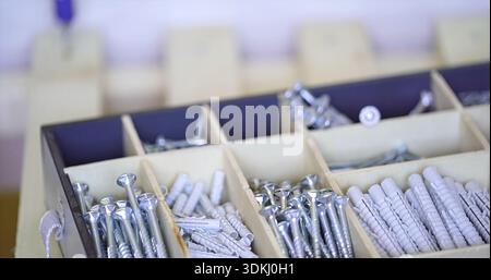 Effizient Angeordnete Aufbewahrungsbox Mit Diversen Befestigungswerkzeugen Und Reparaturzubehör Für Projekte Stockfoto