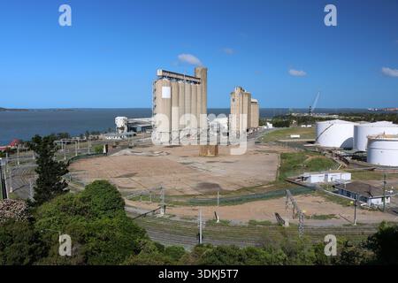 Industrielle Lagertanks und Silos in Gladstone Harbour, Queensland, Australien Stockfoto