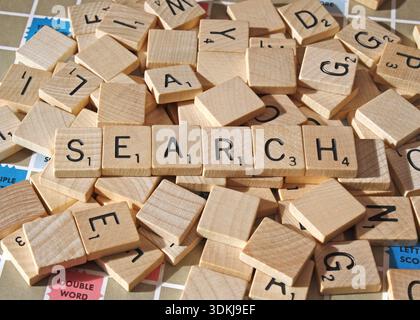 Vintage-Holz-Scrabble-Spielsteine auf Spielbrett gelegt. Die WORTSUCHE ist zwischen den Kacheln zu sehen. Foto: Ontario Canada, Januar 31/2026 Stockfoto