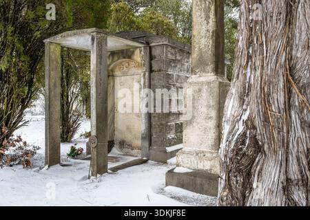 Krypta für Kapitän William Born und seine Frau auf dem Lawrenceville Historic Cemetery in Georgia. Born war in Lees Armee bei der Kapitulation in Appomattox. Stockfoto