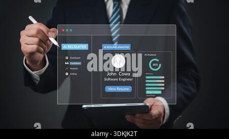 Moderne HR-Technologie, die künstliche Intelligenz nutzt, um die Qualifikationen und den Lebenslauf der Kandidaten zu bewerten und dabei Innovation und die digitale Transformation der Zukunft zu zeigen Stockfoto