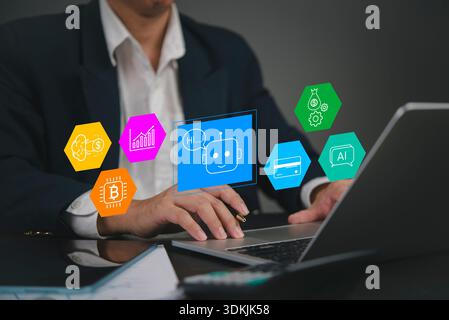 Geschäftsmann, der Laptop mit Chatbot- und KI-Symbolen, künstliche Intelligenz im Finanzbereich, digitales Marketing und Konzept der Geschäftsautomatisierung nutzt. Stockfoto