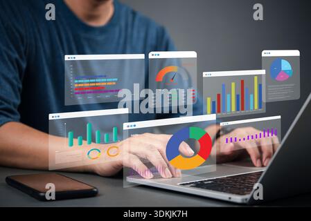 Business Analyst, der mit holografischen Dashboard-Diagrammen und Diagrammen zur Datenvisualisierung arbeitet. Konzept von Big Data, Analysen, Unternehmensinformationen Stockfoto