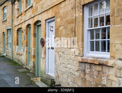 Eine Reihe von cotswold-Steinhäusern entlang der Hauptstraße. Blockley, Cotswolds, Gloucestershire, England Stockfoto