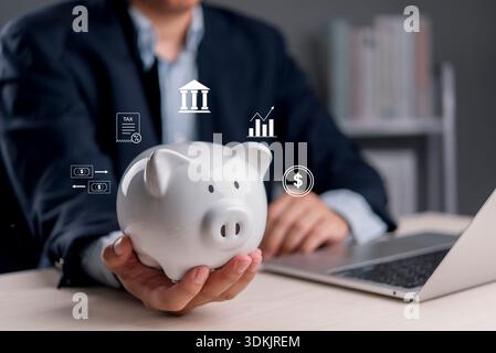 Geschäftsmann, der eine Sparkasse hält, um Geld zu sparen, Investitionen zu finanzieren und Wachstum zu finanzieren. Konzept für Vermögensverwaltung, Budgetplanung, Bankwesen und zukünftige Pensionierung Stockfoto