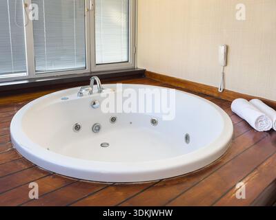 Modernes Hotelbadezimmer mit großer Jacuzzi-Badewanne Stockfoto