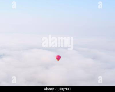 LUFT-LUFT-ANSICHT. Heißluftballon, am frühen Morgen, langsam über dem frühen Morgennebel. Colmar, Elsass, Frankreich. Stockfoto