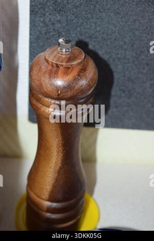 Pfeffermühle aus Holz Stockfoto