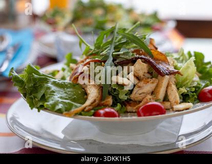 Caesar Salat, verschiedene Salatsorten mit gegrilltem Huhn und Croutons, beliebte mediterrane Mahlzeit, Nahaufnahme Stockfoto