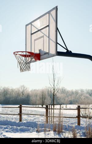 Chillige Outdoor-Basketball-Einstellung Unter Klarem Blauem Winterhimmel Mit Frost-Detail Stockfoto