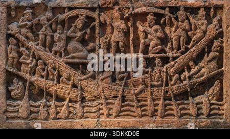 Nahaufnahme der Terrakotta-Reliefschnitzerei von Ruderbooten im alten Kantanagar aka Kantaji oder Kantajew hindu Tempel, Dinajpur, Bangladesch Stockfoto