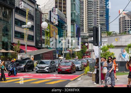 Kuala Lumpur, Malaysia - 25.01.2026: Geschäftige Straßenszene mit starkem Verkehr und Fußgängern im Stadtteil Bukit Bintang Stockfoto