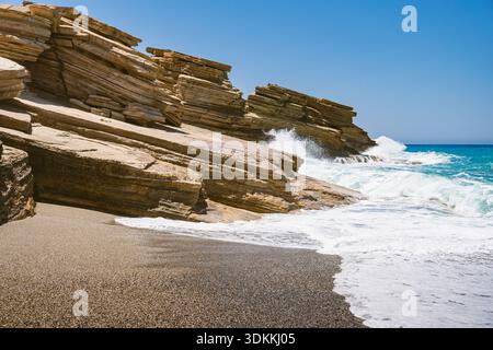 Landschaft mit Felsen am Triopetra-Strand auf Kreta, wo die Wellen des Mittelmeers gegen sie prallen Stockfoto