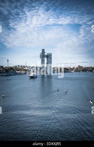 Blick auf Sevillas moderne Skyline entlang des Guadalquivir River Stockfoto