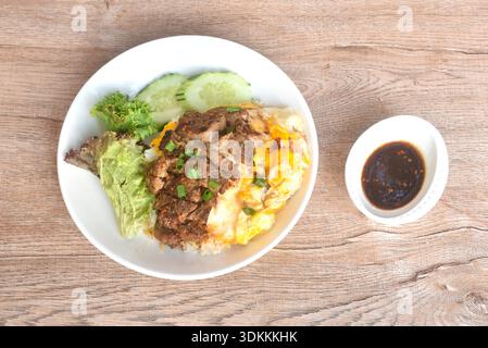 Gegrilltes Schweinerippchen Dipping scharfe Chili Thai Sauce mit Spiegelrahm Ei Omelett auf Reis in Teller Stockfoto