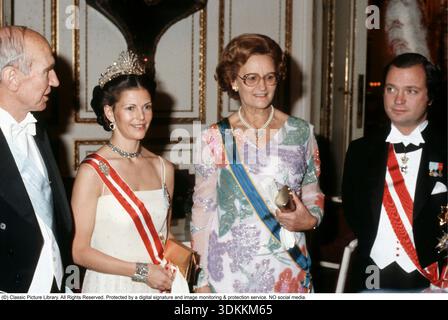Königin Silvia von Schweden, König Carl XVI. Gustaf bei einem Staatsbesuch in Österreich, dargestellt mit Rudolf Kirchschläger und seiner Frau Herma. Stockfoto