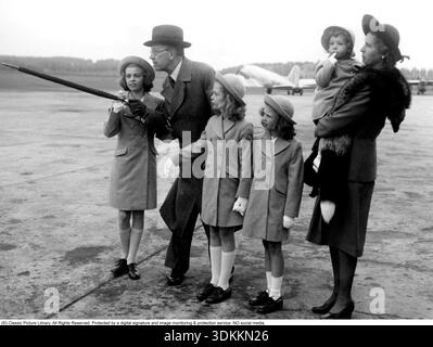 König Gustaf VI. Adolf von Schweden, Prinzessin Sibylla mit Kronprinz Carl Gustaf in den Armen (Schwedenkönig 2026-02-01) und ihre Töchter Prinzessinnen Christina, Désirée und Birgitta am 2. Juni 1945 am Flughafen Bromma. Carl XVI. Gustaf, König von Schweden. Geboren am 30. april 1946. Stockfoto