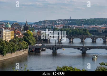Blick auf die Stadt und Brücken über die Moldau in Prag, Tschechische Republik Stockfoto