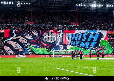 Fans und Fans des PSV Eindhoven mit einem großen Banner vor dem niederländischen Eredivisie-Spiel zwischen PSV Eindhoven und Feyenoord Rotterdam am 1. Februar 2026 im Philips Stadion in Eindhoven, Niederlande. (Quelle: Kevin Senders/MTB-Photo/Alamy Live News) Stockfoto
