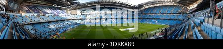 Stände, Pitch, leer, teilweise, Etihad, Stadium, Panorama, Manchester City, V, Wolves, Campus, Manchester, Lancashire, Großbritannien, Stockfoto