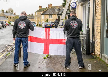 Heben Sie die Farbgruppe an, indem Sie Fahnen in Oxfordshire aufstellen. Stockfoto